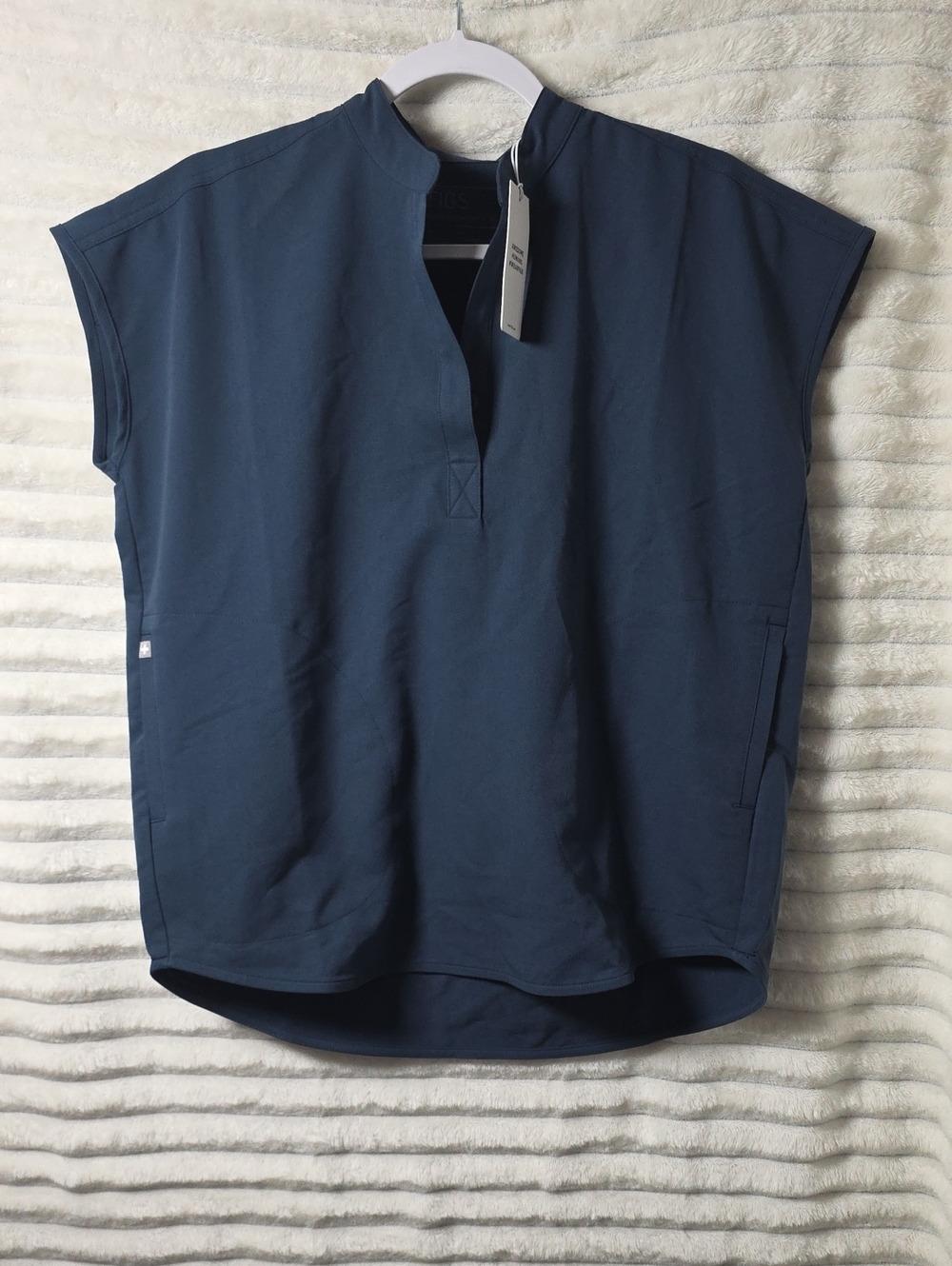 0419 Figs  V-Neck Medical Scrub‎ Top